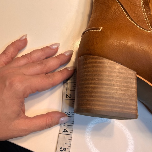 UGG Women’s Brown Leather Annie Boot Size 9 - Picture 10 of 11